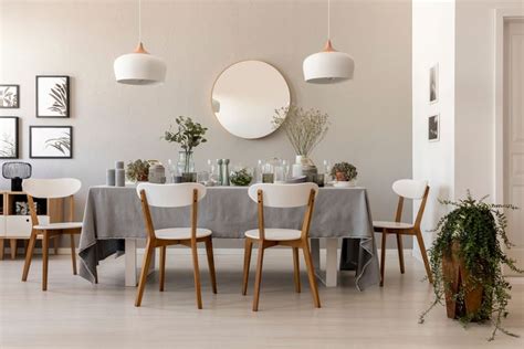 Zrkadlo na stene v jedálni odrážajúce stôl