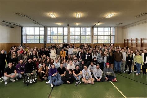 Mladí ľudia s pentagramovými šperkami