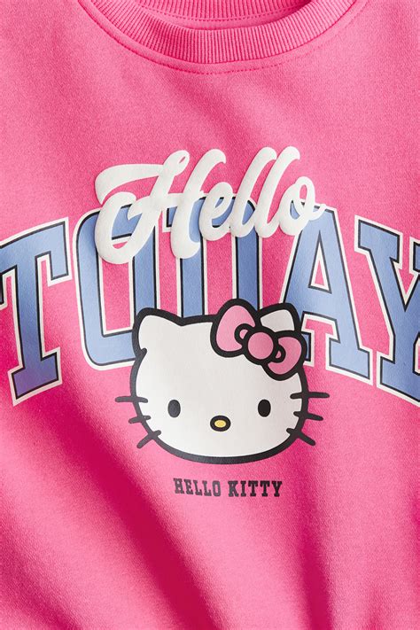 Ilustrácia postavičky Hello Kitty s rôznymi produktmi