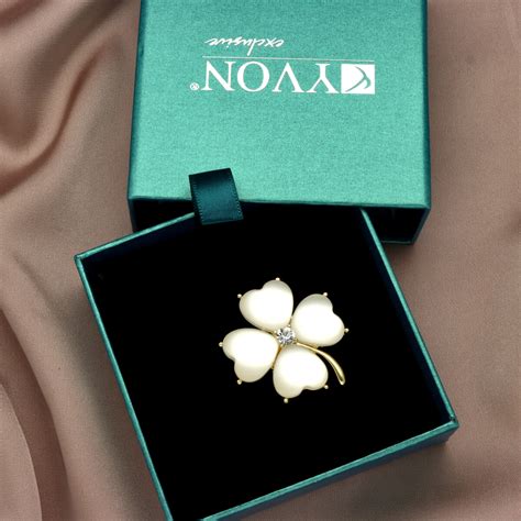 Ilustrácia osoby meditujúcej s kryštálom v ruke