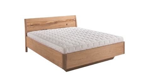 Manželská posteľ s čelom pri pevnej stene