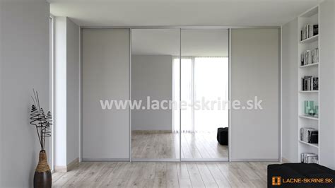 Zrkadlo na vnútornej strane dverí skrine