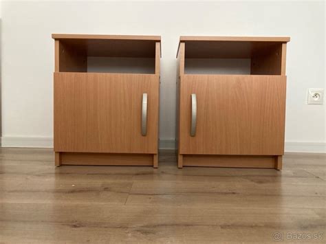 Dva identické nočné stolíky pri posteli