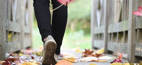 Ilustrácia cesty sebapoznania, kde človek kráča k zrkadlu