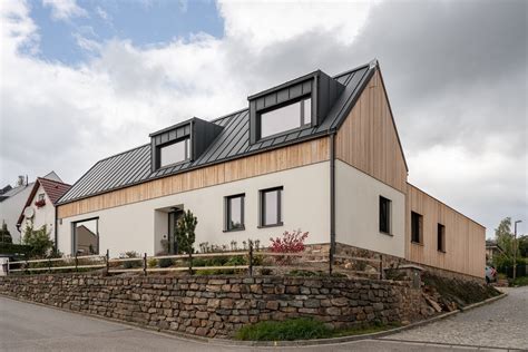 Starý slovenský dom s tradičnými prvkami