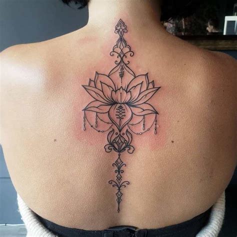 Mandala tetovanie na chrbte