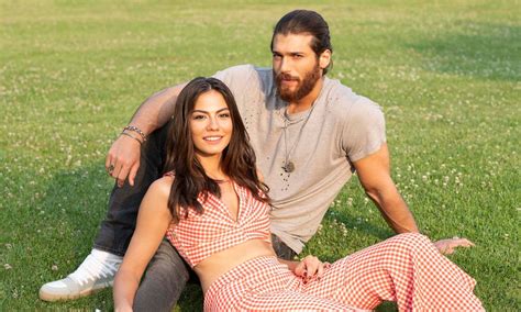 Ilustrácia dvoch odlišných osôb, jedna s hlavou v oblakoch nápadov (Vodnár) a druhá energicky gestikulujúca (Baran)