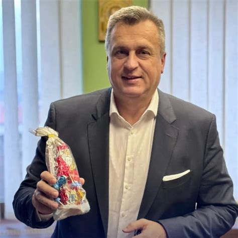 Ilustrácia Ellen DeGeneresovej v mladosti ako stand-up komičky