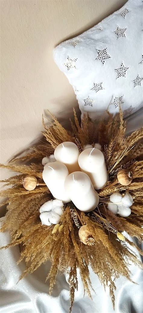 Ilustrácia rituálu s bielymi sviečkami a bylinkami