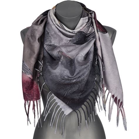 dámsky parfum s kvetinovým dizajnom