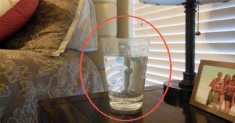 Pohár s vodou, octom a soľou v rohu miestnosti