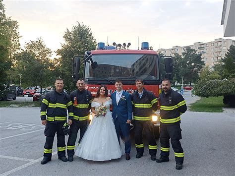 Dvojica Býkov zdieľajúca romantický moment