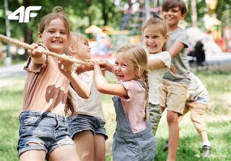 Ilustrácia detí hrajúcich sa na ihrisku, symbolizujúca príbehy zo života