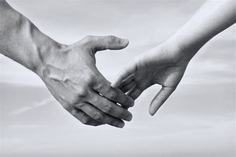 Muž a žena si podávajú ruky