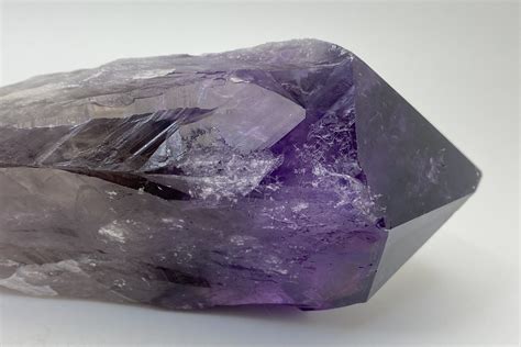 Fialový kryštál ametystu