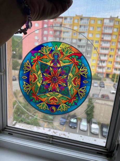 Mandala namaľovaná na skle okna