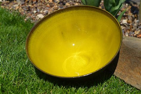 Žltá štvorcová miska s tradičným čínskym dizajnom