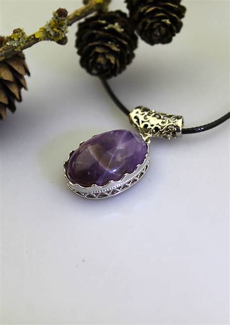 Detailný záber na ametystový prívesok