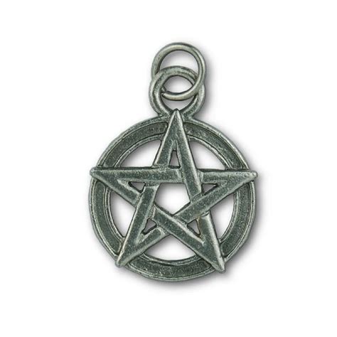 Detailný pohľad na pentagram prívesok s kryštálmi Swarovski