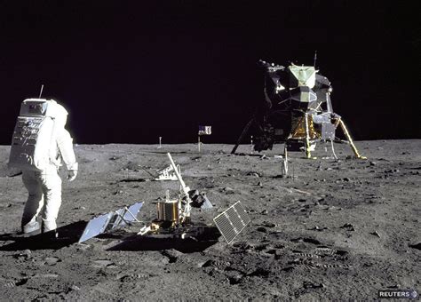 Ilustrácia lunárneho modulu Apollo na Mesiaci