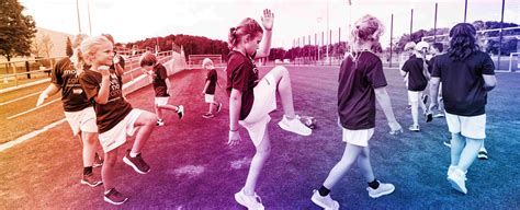 Dve osoby, ktoré sa na seba usmievajú pri prvom stretnutí