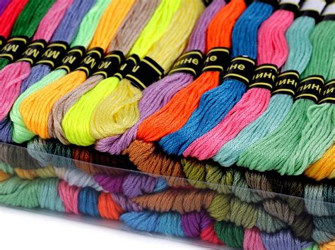 farebná priadza a vyšívacia ihla