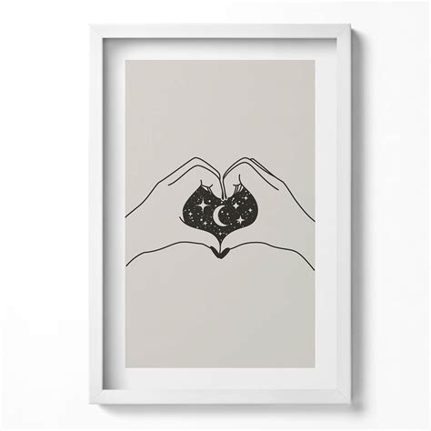 Ilustrácia ruky držiacej amulet