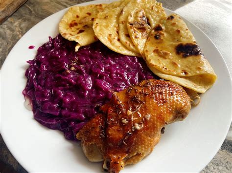 Ilustrácia poštového doručovateľa s červeným poukazom