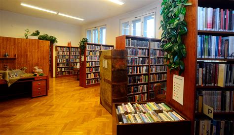 Študenti študujúci v knižnici