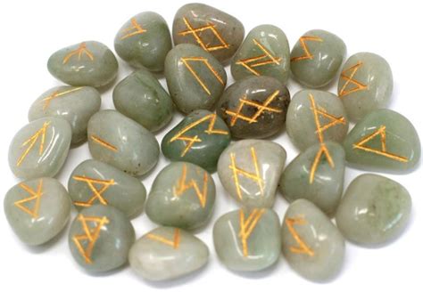 Staroveké runové kamene s vyrytými symbolmi