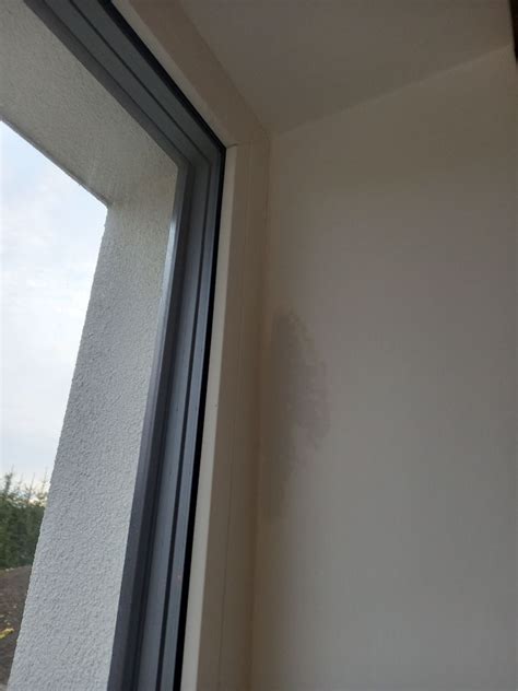 Ilustrácia ženy snívajúcej pri okne