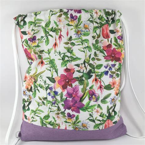 Umelecké znázornenie hada prepleteného s kvetmi