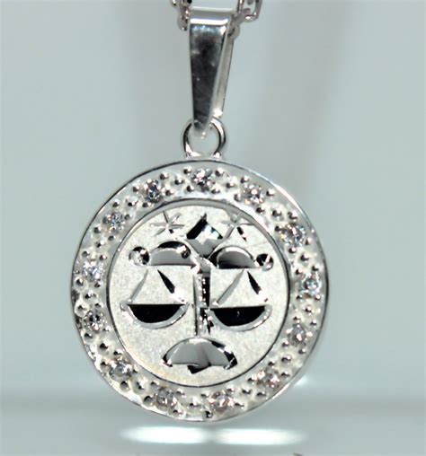 Elegantný strieborný prívesok so znamením Panny