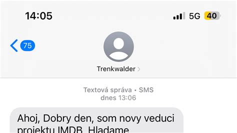 Žena píšuca SMS správu na mobilnom telefóne