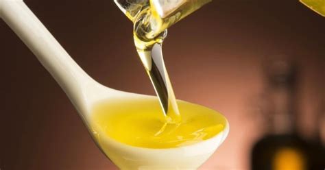 Korunovačná lyžica a olej