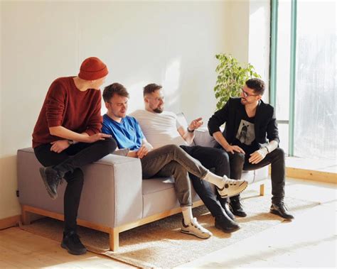 Ľudia pracujúci v tíme, symbolizujúci spoluprácu a úspech