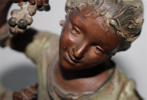 Dve prepletené postavy hľadajúce rovnováhu