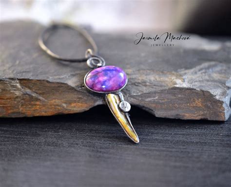 Fialový jadeitový amulet