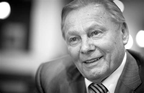 Rudolf Schuster pri preberaní ocenenia