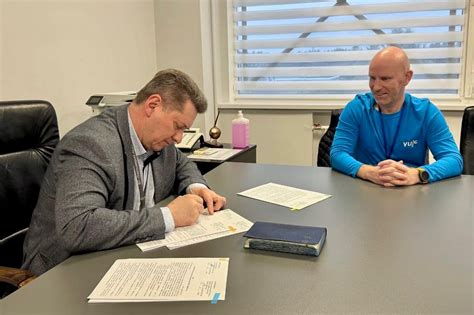 Fotografia z roku 1932 pochádzajúca z dielne Hitlerovho dvorného fotografa Heinricha Hoffmanna. Snímka je z doby predvolebnej kampane, v ktorej sa Hitler pokúšal získať prezidentské kreslo. Hitler vychádza z kostola a nad hlavou mu visí kríž.