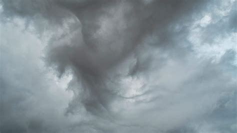 Silueta človeka pozerajúceho na búrkové mraky