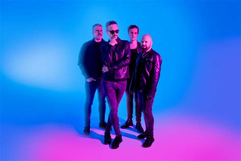 Skupina ľudí sa smeje