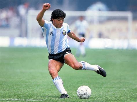 Diego Maradona s futbalovou loptou