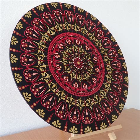 Ručne maľovaná mandala s červenými, bielymi a čiernymi prvkami