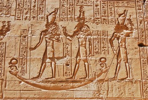 Staroveký egyptský reliéf zobrazujúci bohyňu Eset