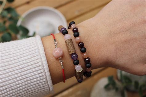 Ochranné náramky s polodrahokamami a jantárom