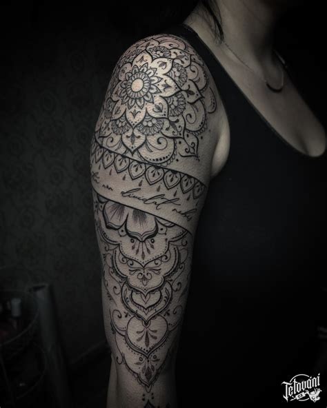 žena s tetovaním mandaly na krku