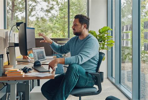 Muž Vodnár pri práci na počítači