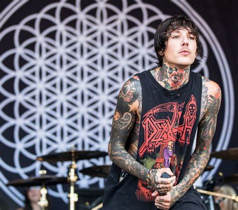Oli Sykes ako vodca kultu vo videoklipe k skladbe Mantra