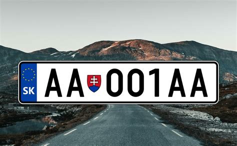 Dve autá so ŠPZ 222 a 444 stojace za sebou